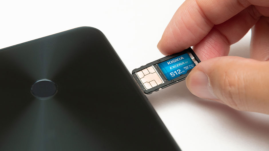 將 EXCERIA G3 microSD 記憶卡插入裝置
