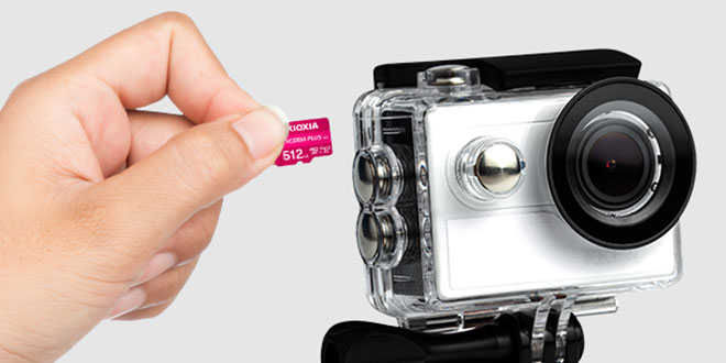 將 EXCERIA PLUS G3 microSD 記憶卡插入相機