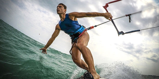記錄風浪衝浪者滑過波浪的相機