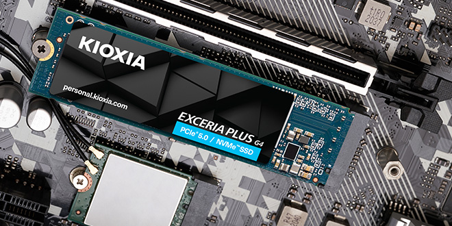 EXCERIA PLUS G4 NVMe SSD，旁邊是 M.2 插槽